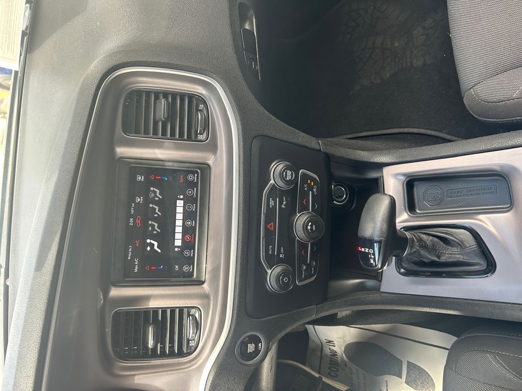 2022 Dodge Charger SXT photo 11