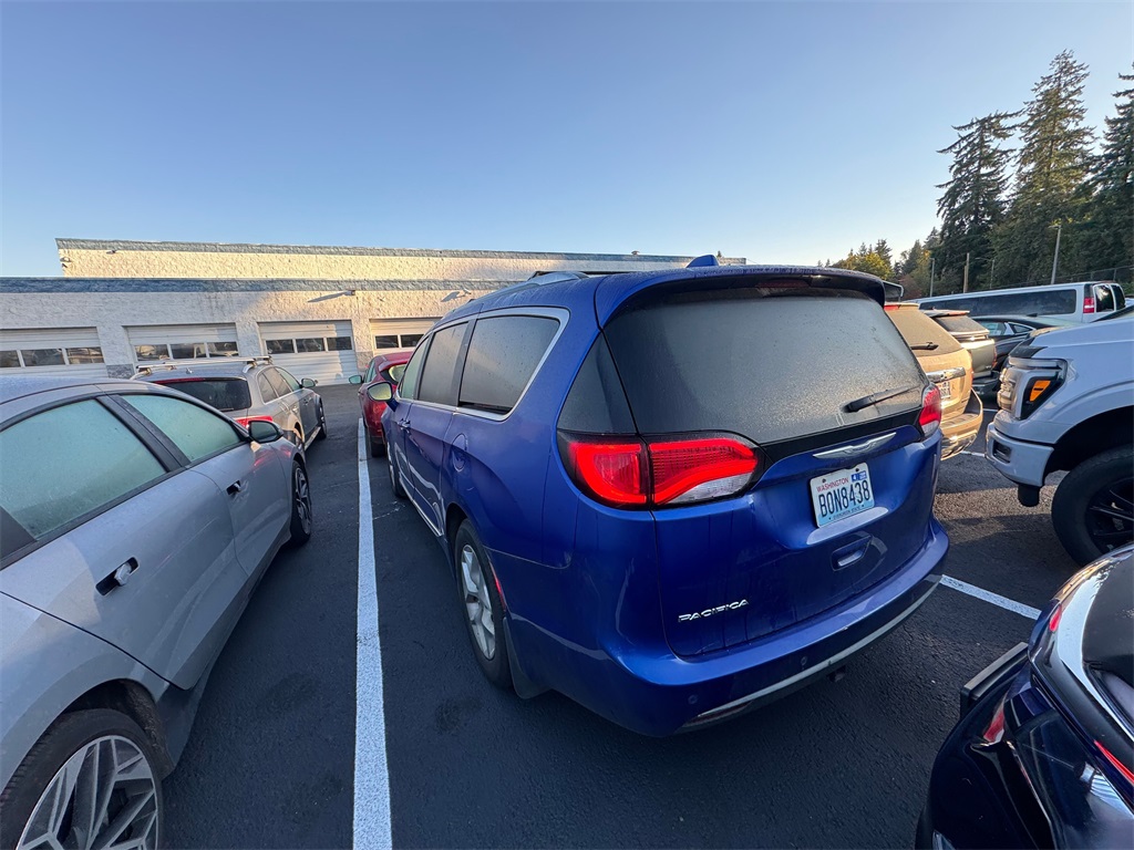 2018 Chrysler Pacifica Touring Plus photo 2
