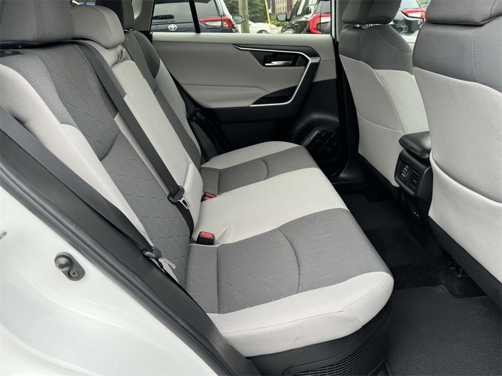 2022 Toyota RAV4 Hybrid XLE photo 13