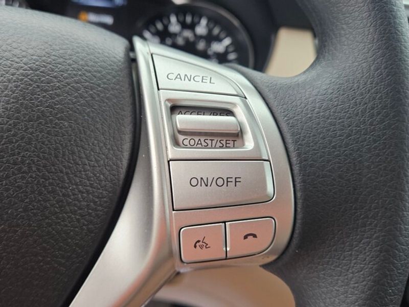 2016 Nissan Rogue SV photo 21