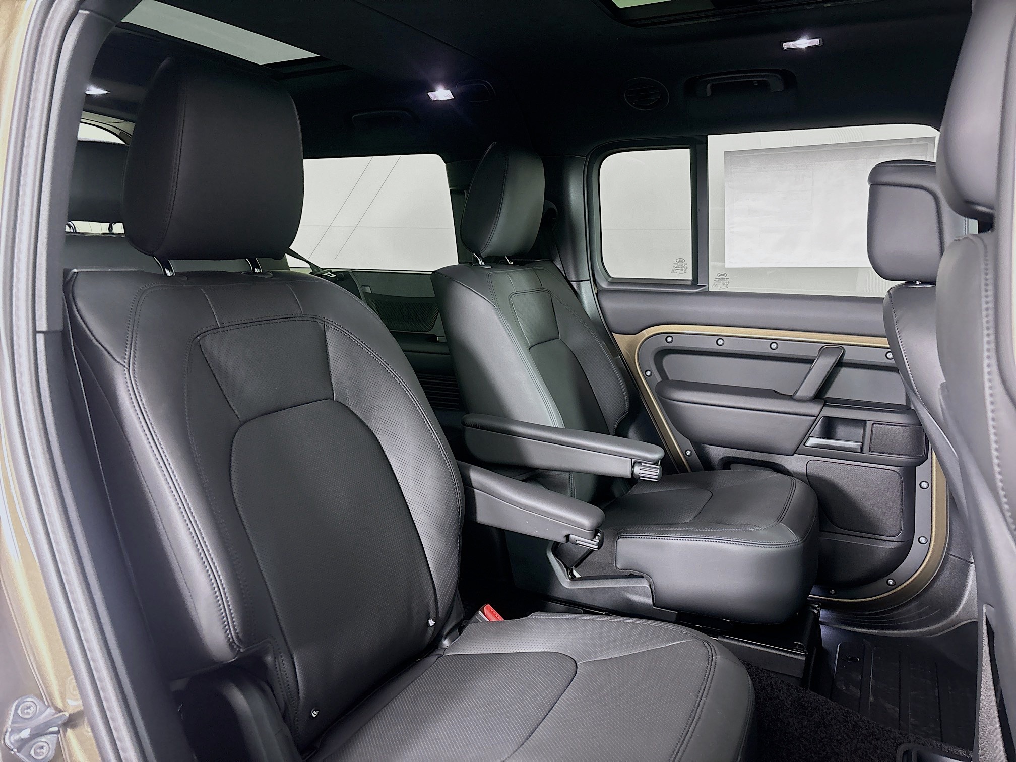 2025 Land Rover Defender 130 S photo 27