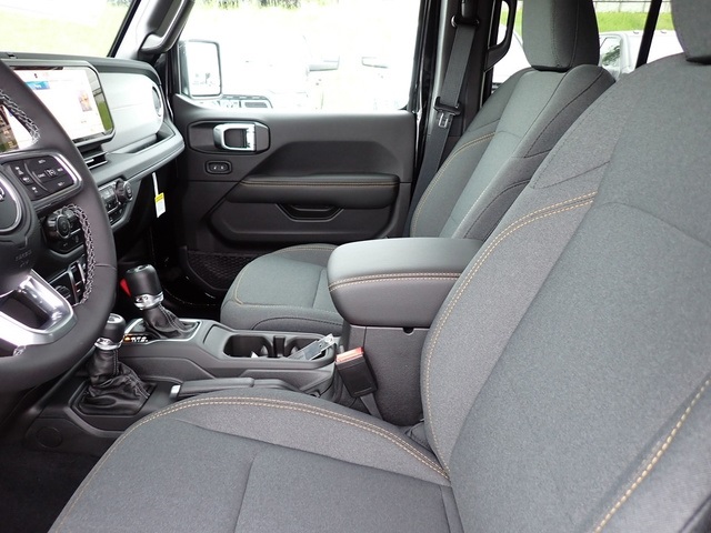 2025 Jeep Wrangler Sahara photo 11