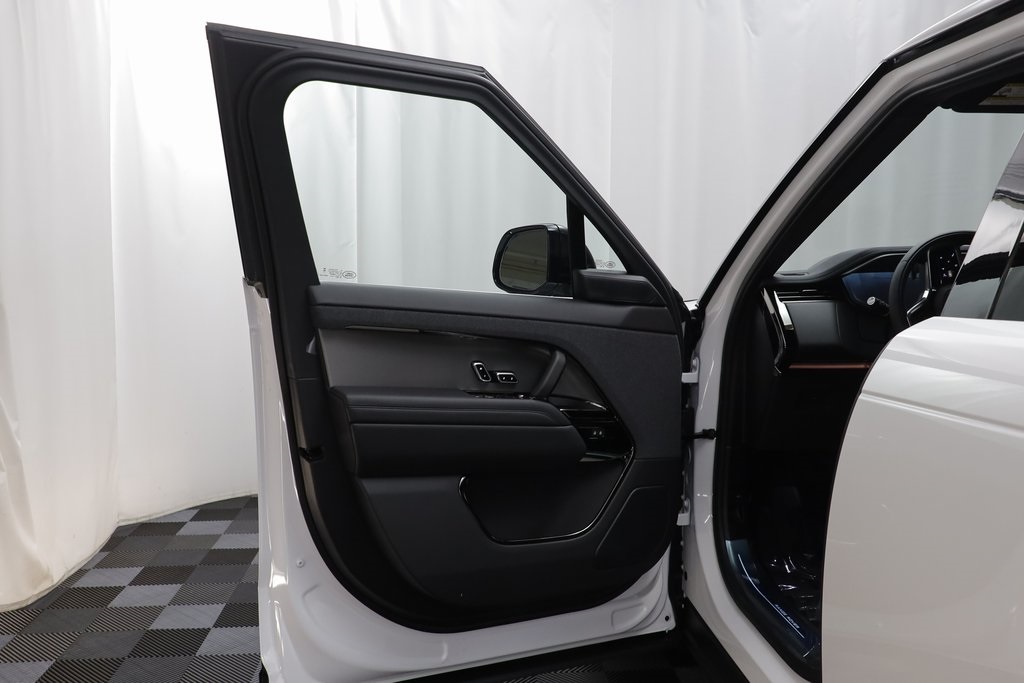 2025 Land Rover Range Rover Sport SE photo 4