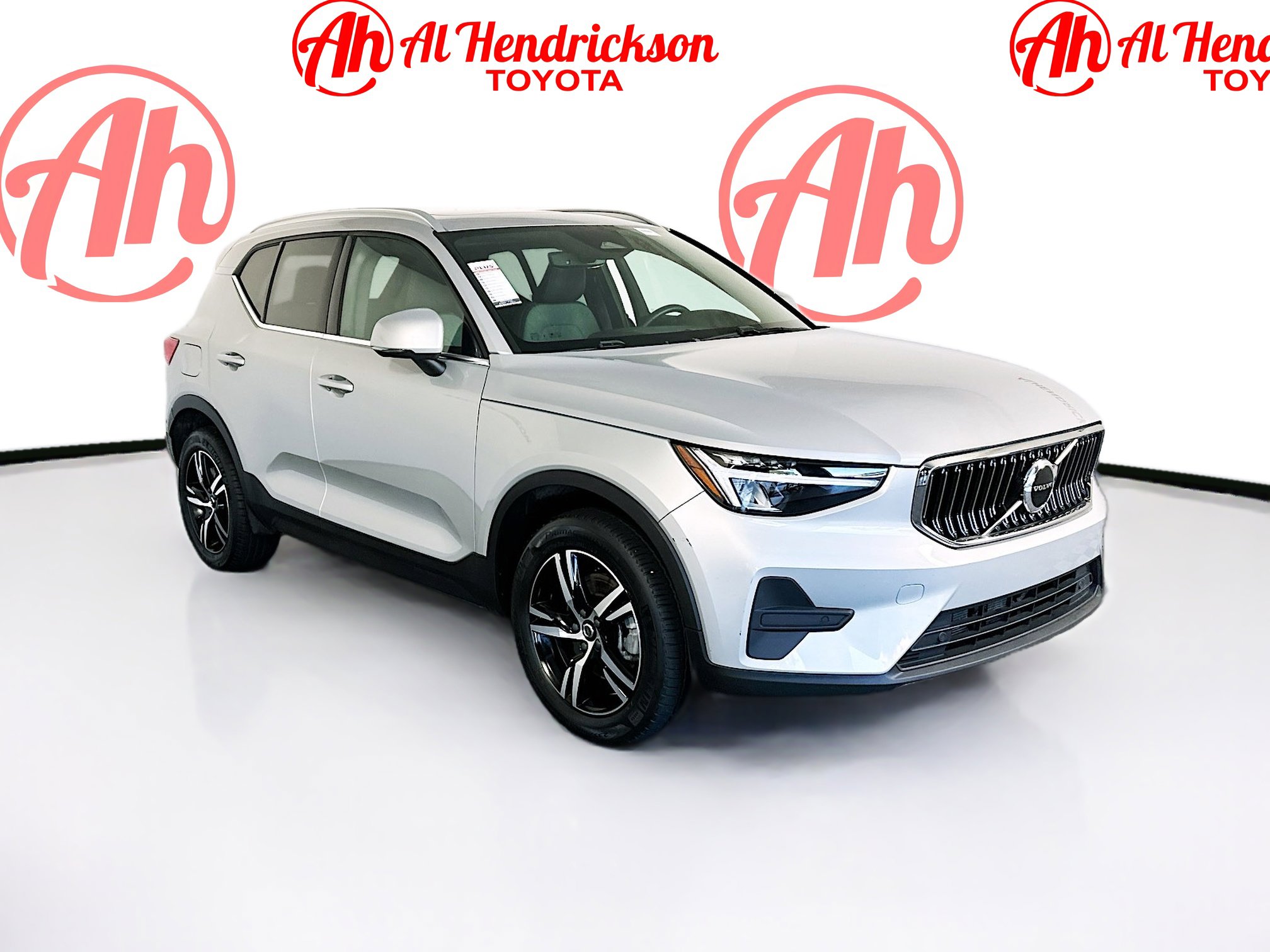 2025 Volvo XC40 Core's photo