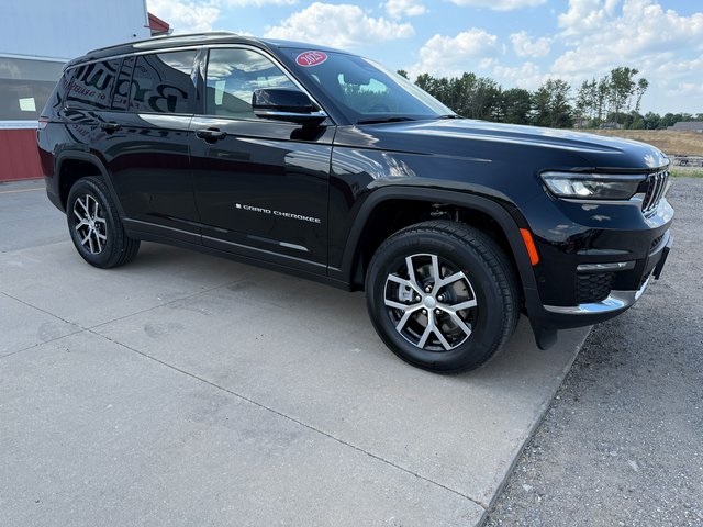 2025 Jeep Grand Cherokee Limited photo 3
