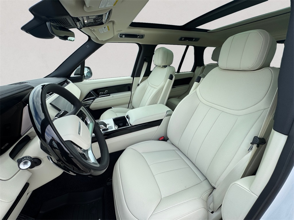 2025 Land Rover Range Rover SE photo 9