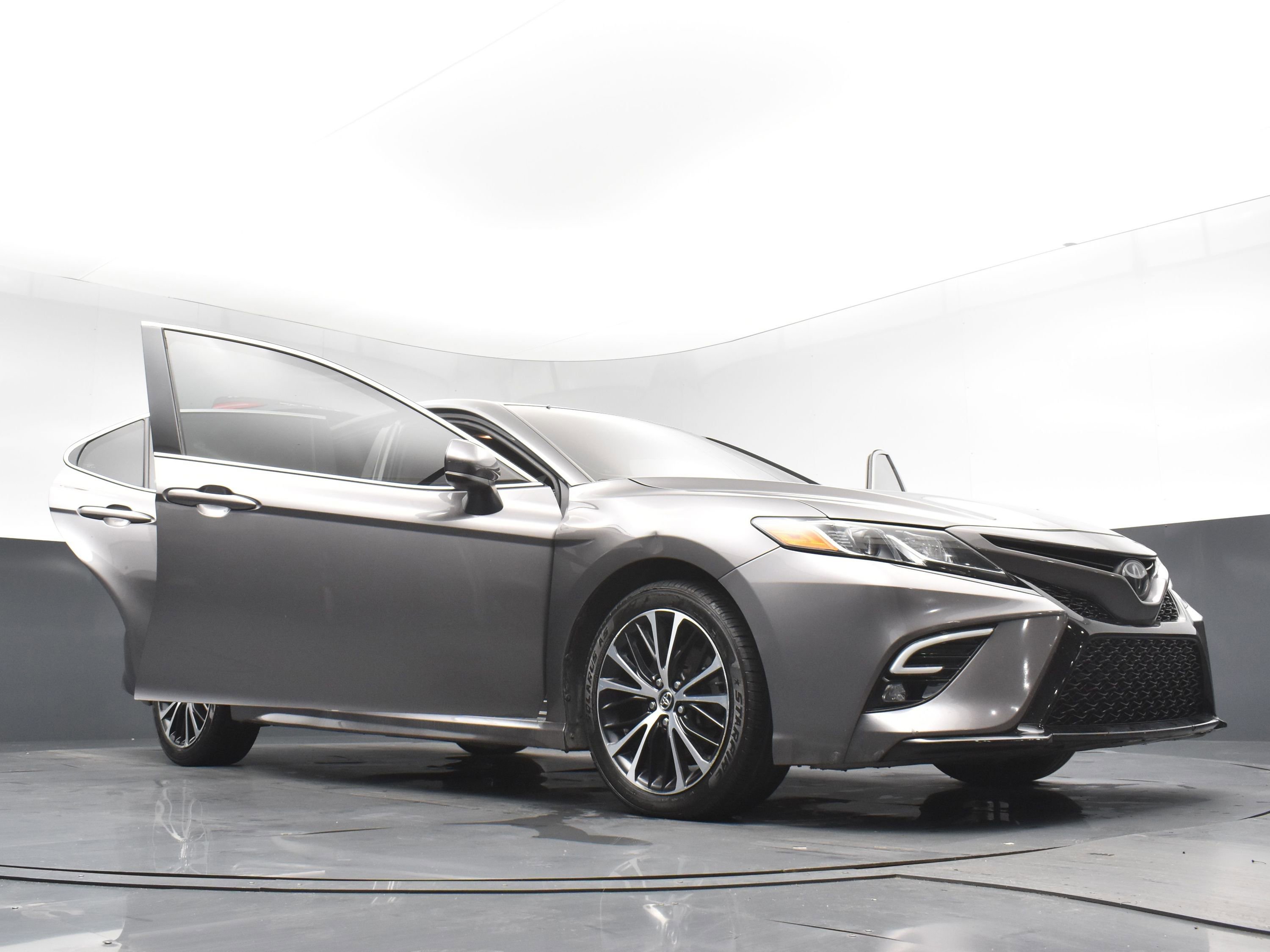 2020 Toyota Camry SE photo 32
