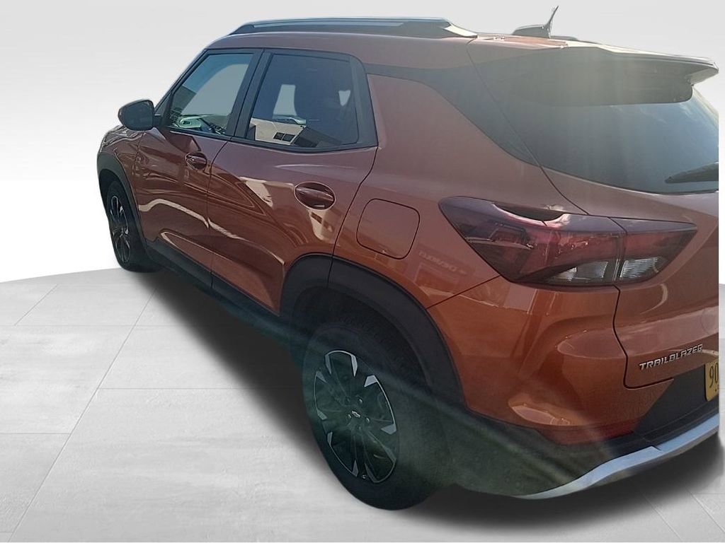 2023 Chevrolet Trailblazer LT photo 2