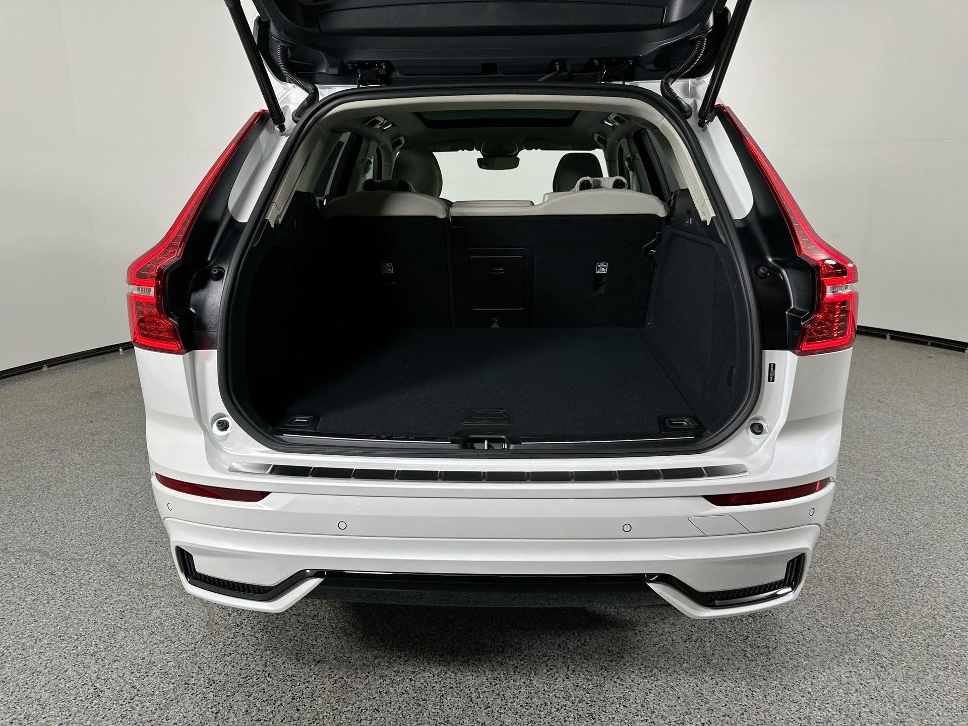 2025 Volvo XC60 B5 Plus photo 26