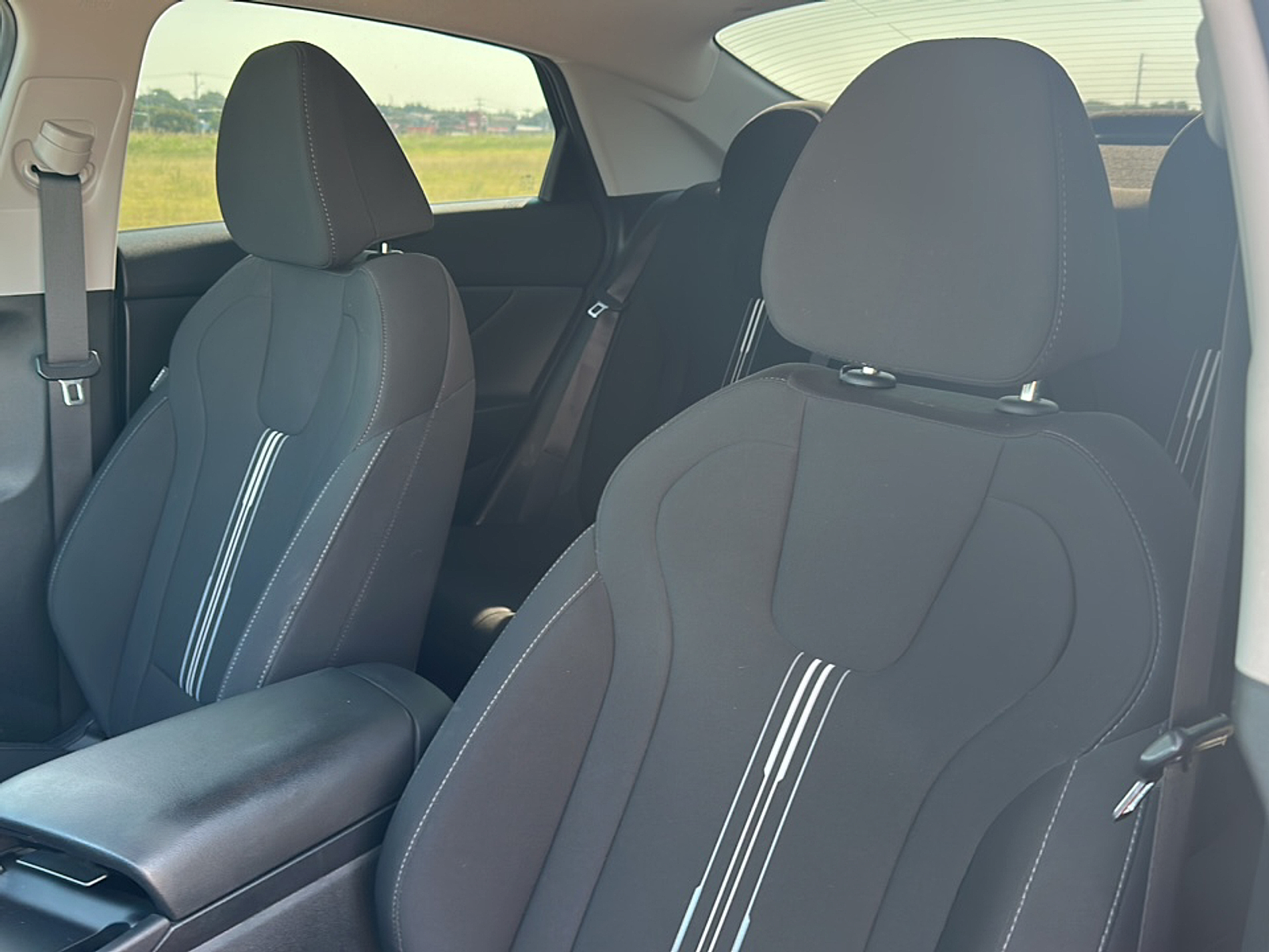2023 Hyundai Elantra SEL photo 6