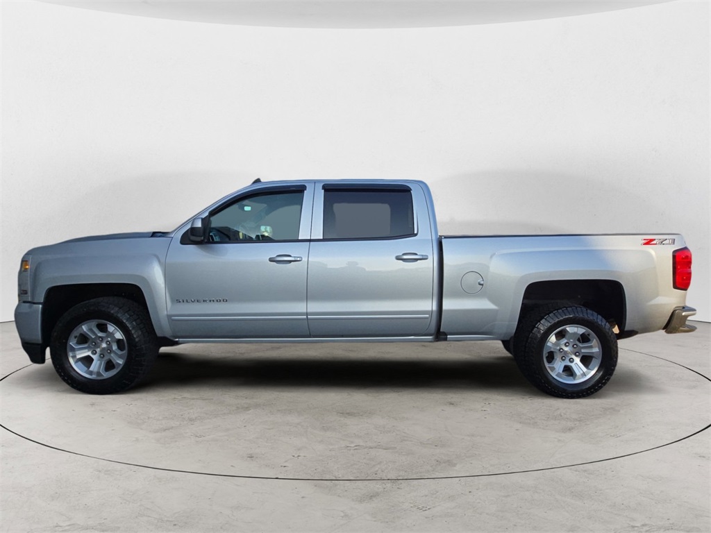 2018 Chevrolet Silverado 1500 LT photo 2