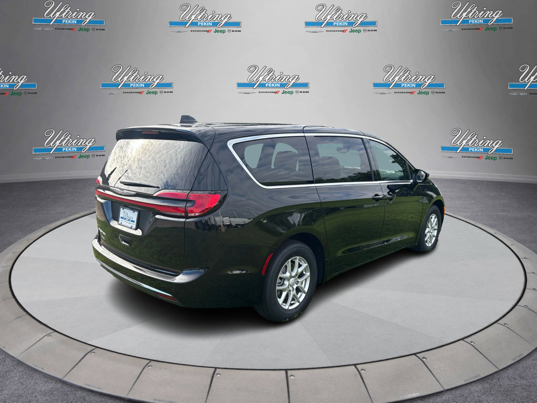 2026 Chrysler Pacifica photo 2