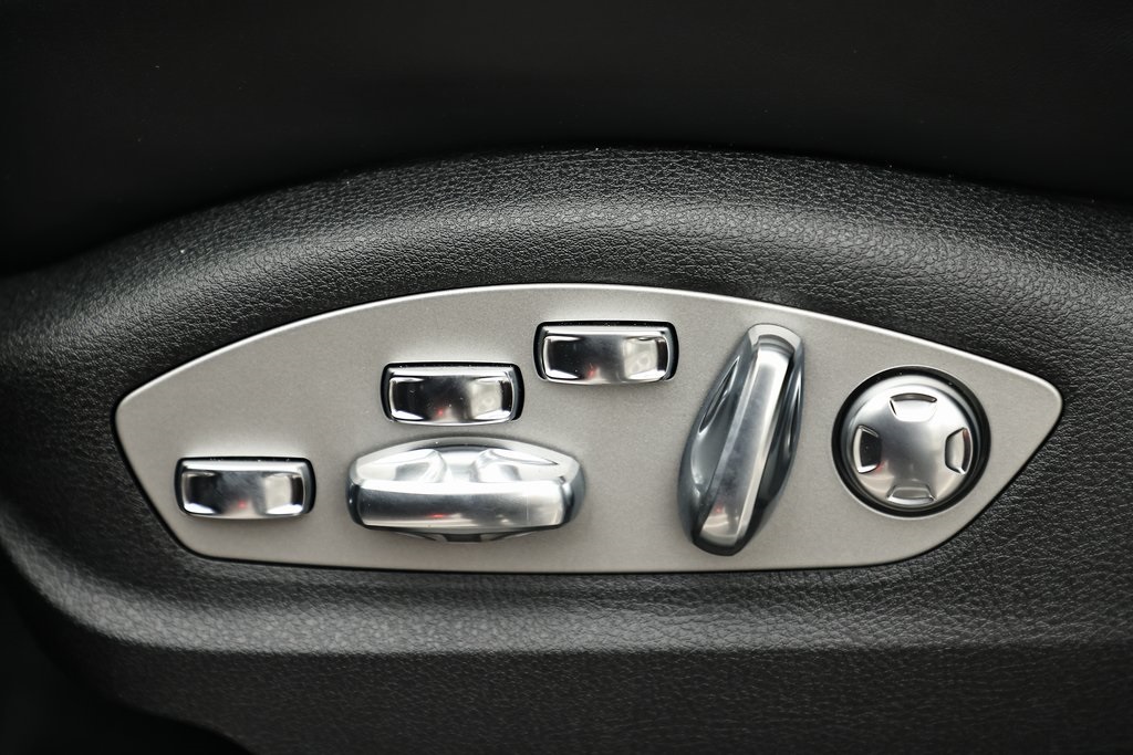 2025 Porsche Macan T photo 25