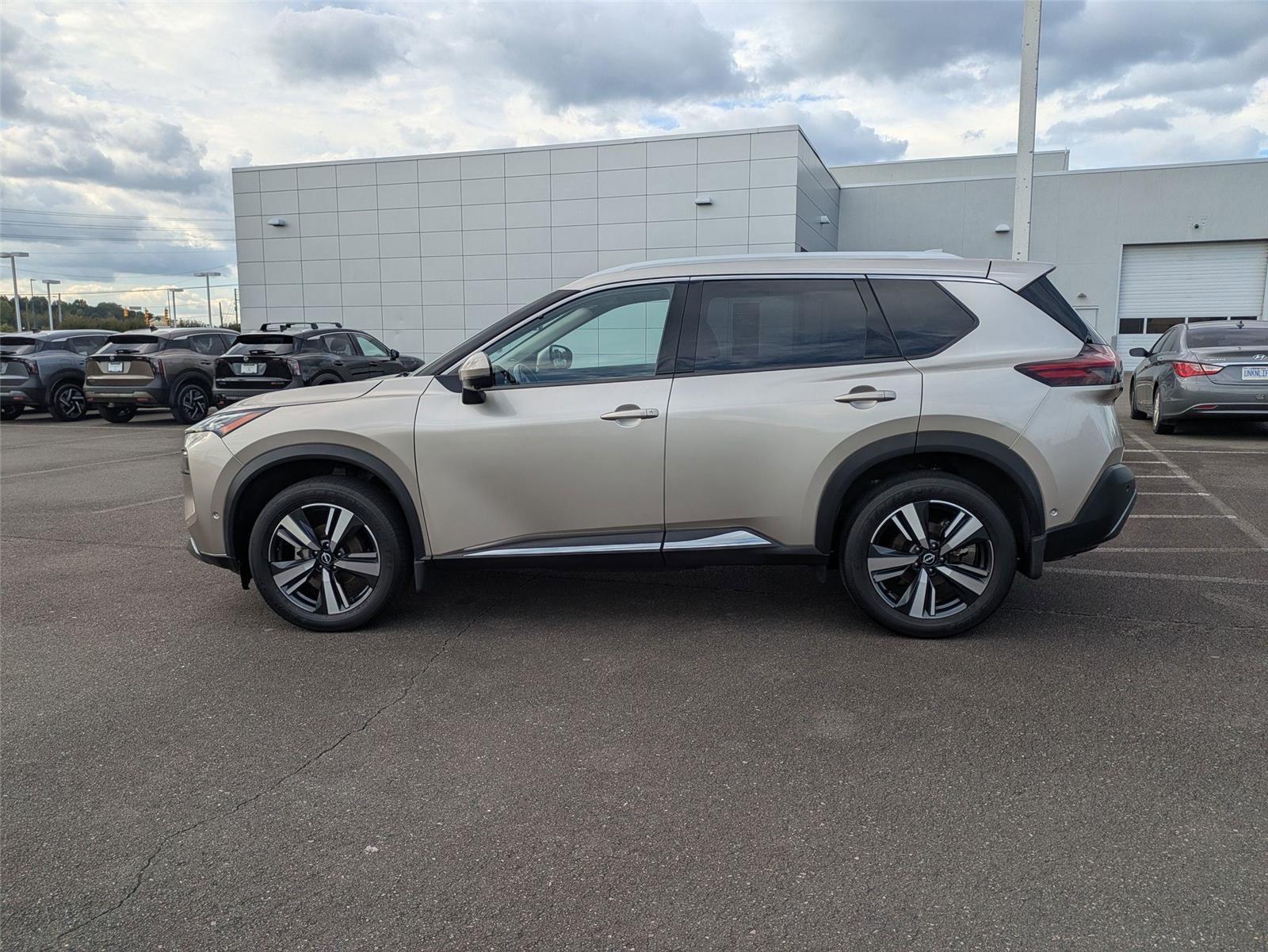 2022 Nissan Rogue SL photo 5