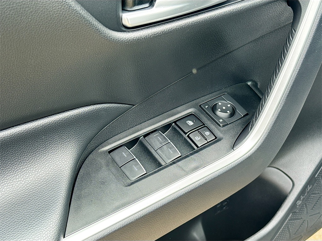 2025 Toyota RAV4 Hybrid XLE photo 21