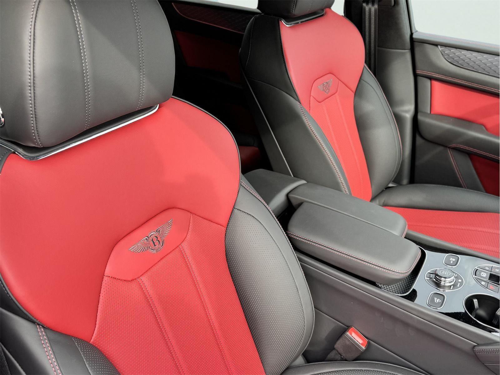 2024 Bentley Bentayga V8 photo 16