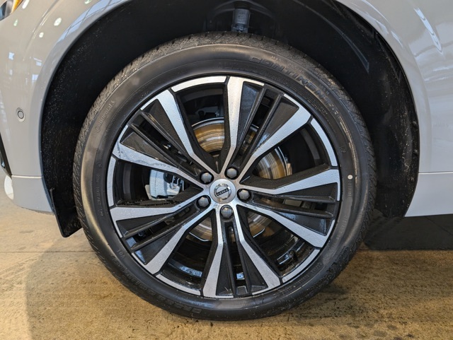 2025 Volvo XC60 B5 Plus photo 6