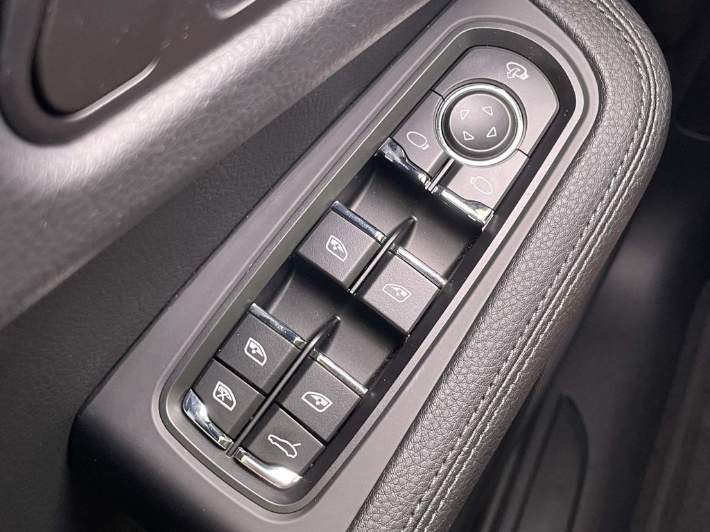 2025 Porsche Macan Base photo 38