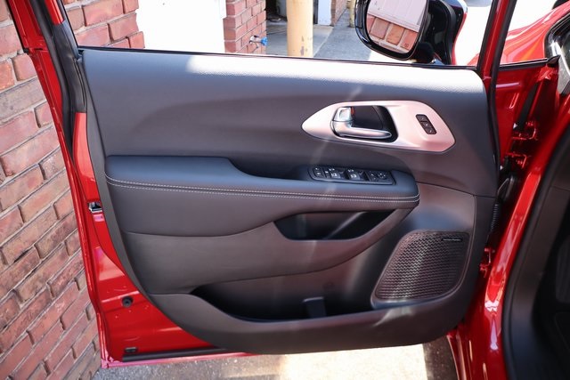 2026 Chrysler Pacifica Limited S Appearance photo 7
