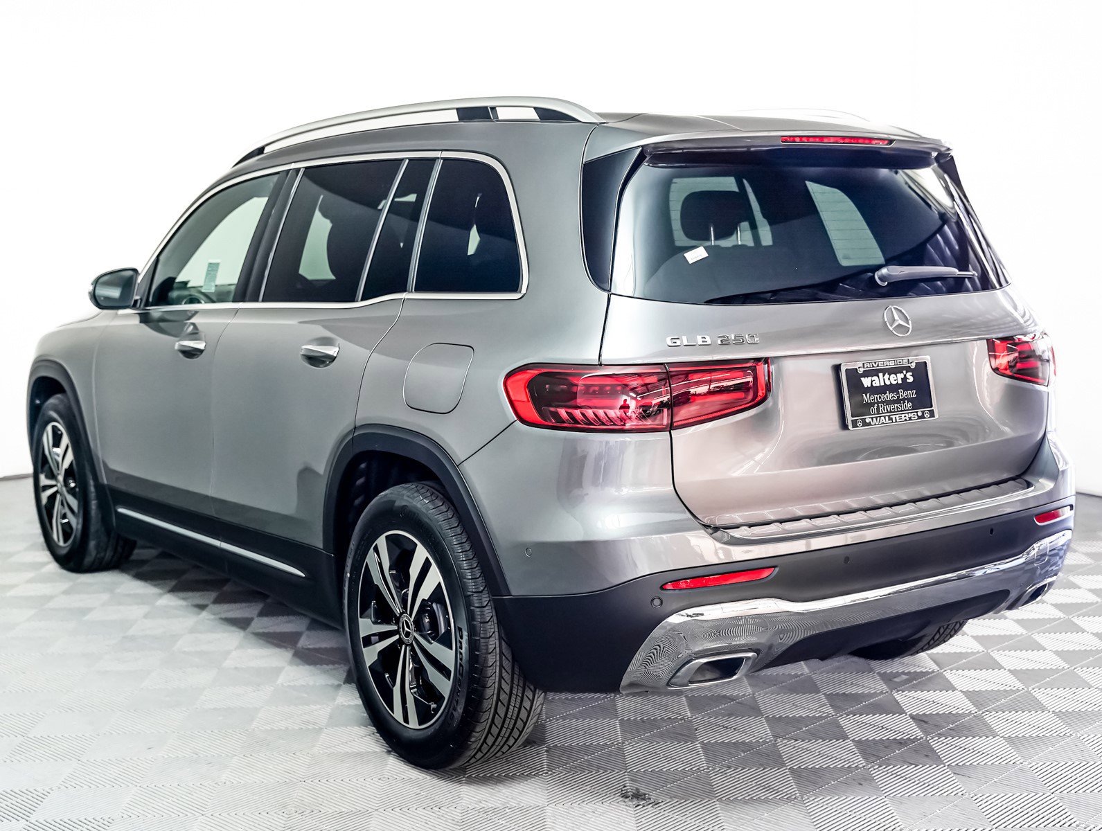 2025 Mercedes Benz GLB 250 photo 2