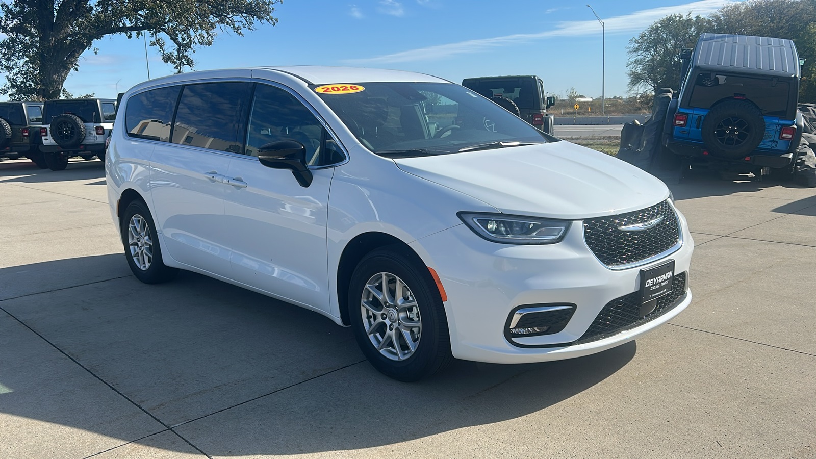 2026 Chrysler Pacifica Select's photo