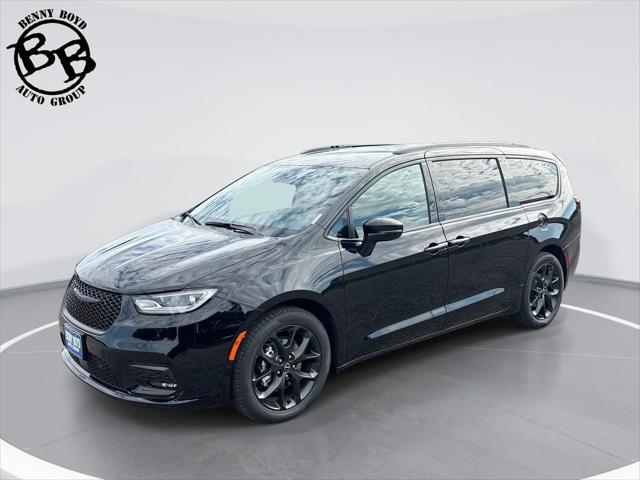 2026 Chrysler Pacifica Select's photo