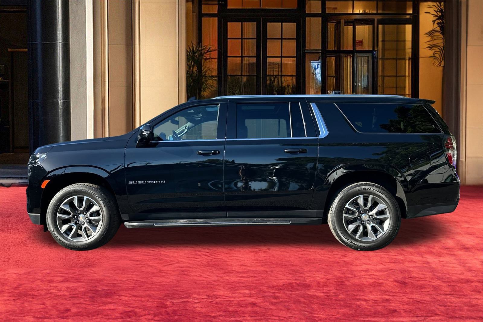 2024 Chevrolet Suburban LT photo 2