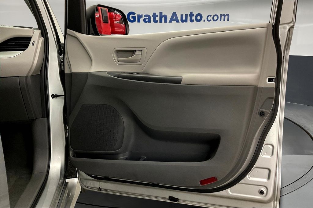 2020 Toyota Sienna L photo 23