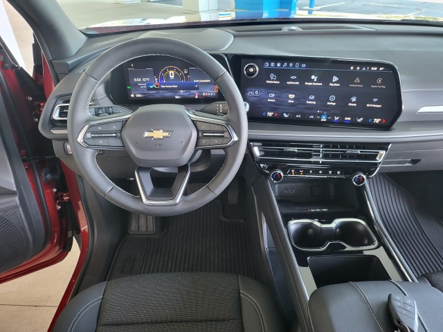 2025 Chevrolet Traverse photo 2