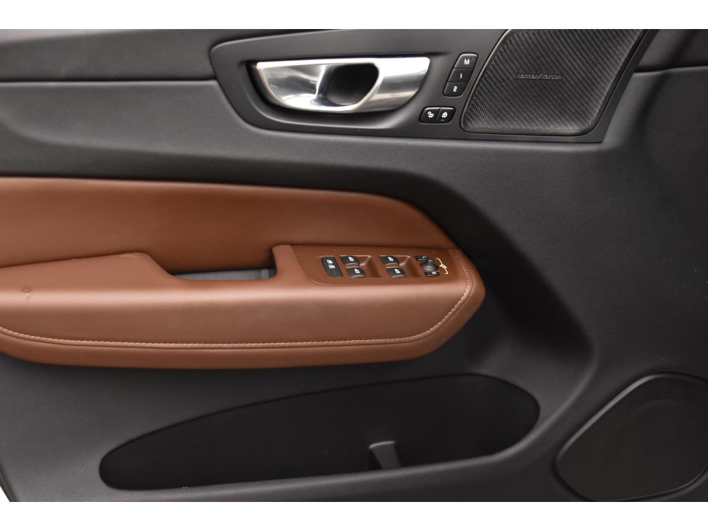 2023 Volvo XC60 B5 Plus photo 24
