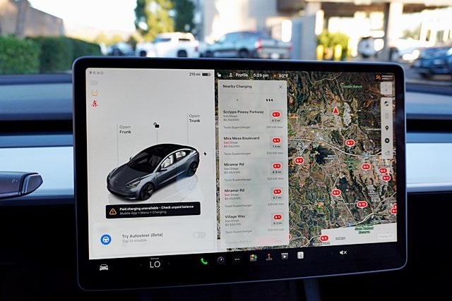 Used 2023  Tesla Long Range image 32