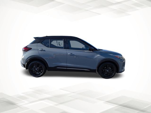 2022 Nissan Kicks SR photo 3