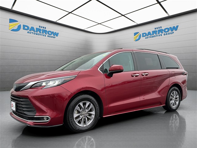 2023 Toyota Sienna XLE's photo