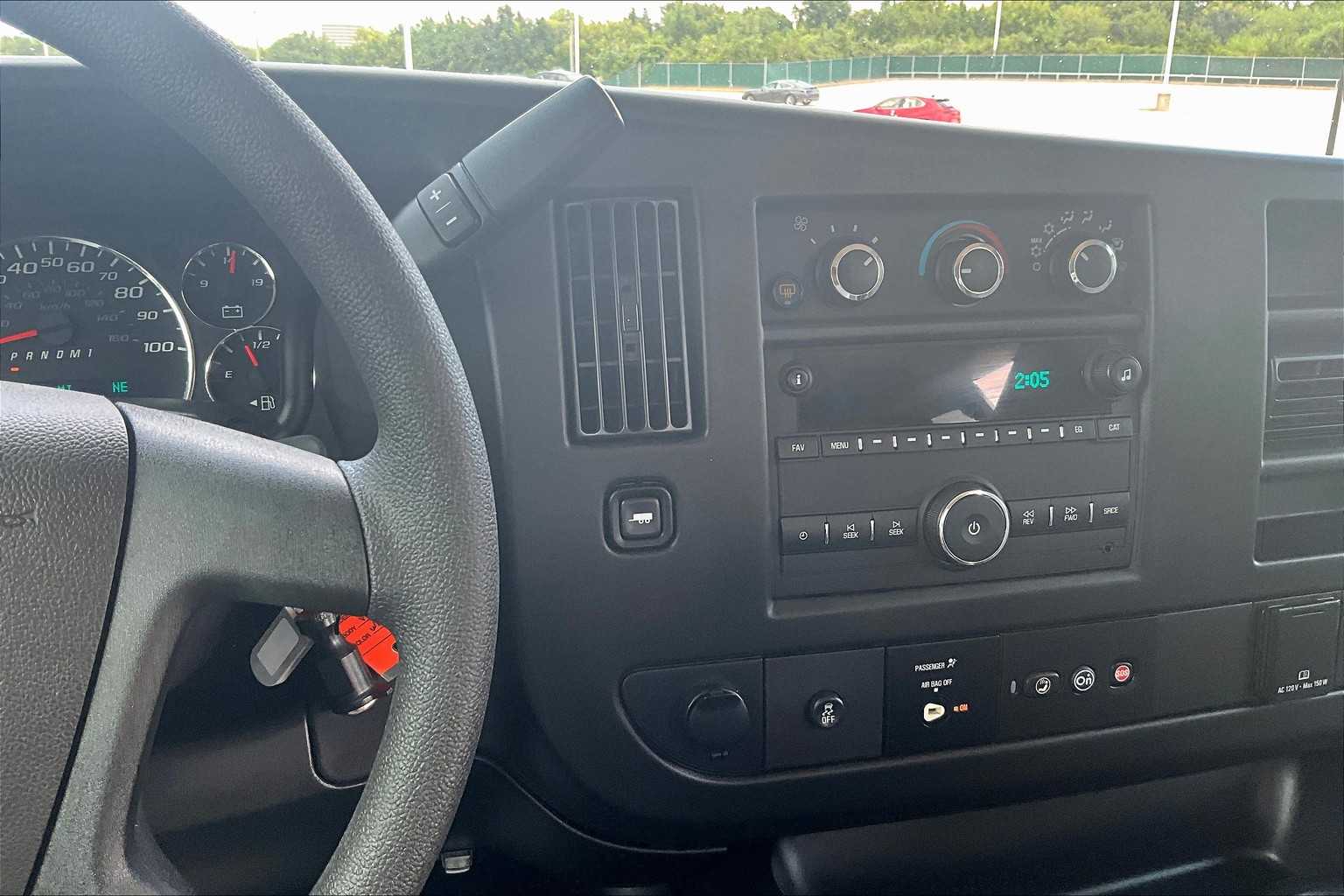 2018 Chevrolet Express Passenger LT photo 6