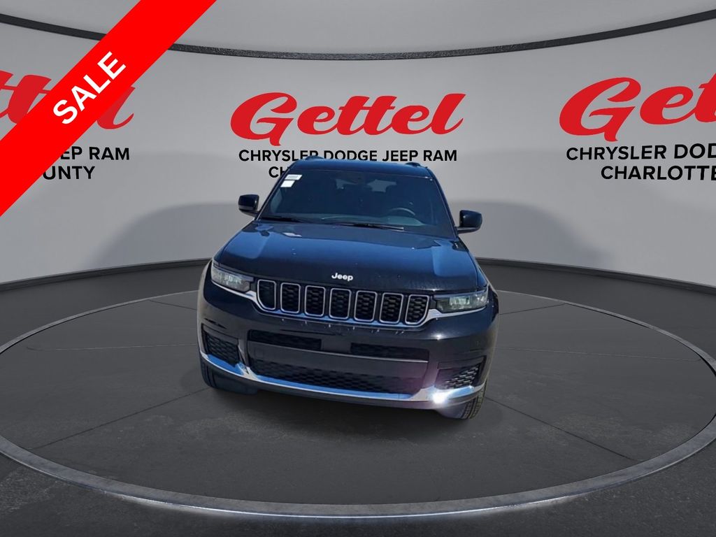 2025 Jeep Grand Cherokee Laredo photo 2