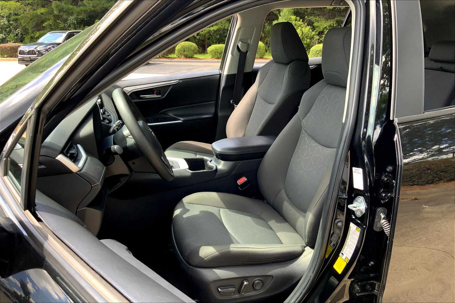 2023 Toyota RAV4 XLE photo 7