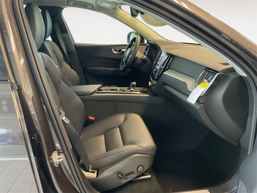 2025 Volvo XC60 B5 Plus photo 14