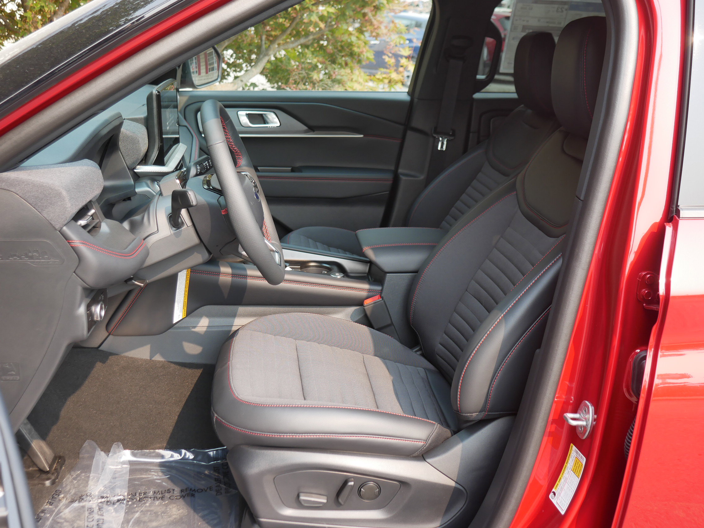 2025 Ford Explorer ST-Line photo 2