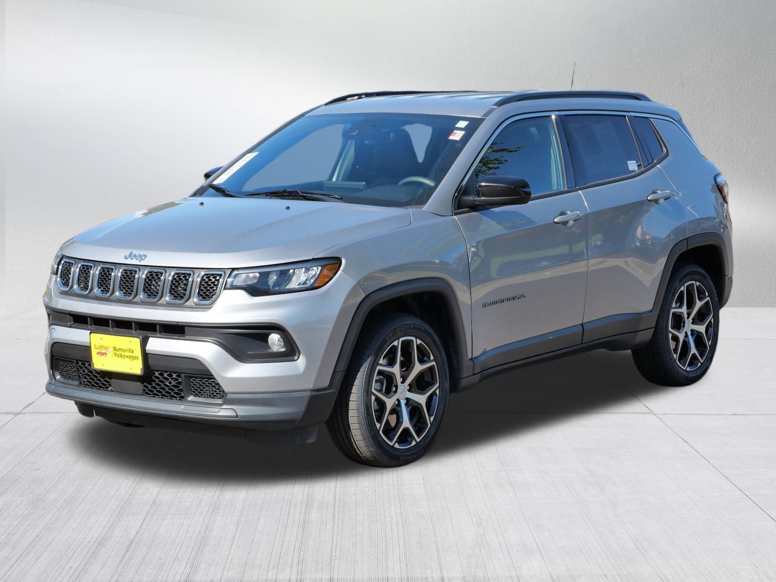 2024 Jeep Compass Latitude photo 3