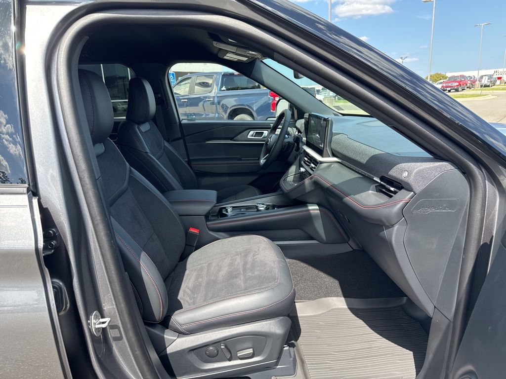 2025 Ford Explorer ST photo 22