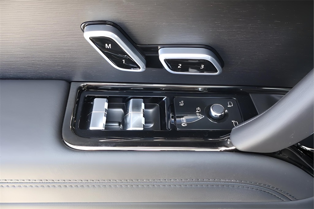 2025 Land Rover Range Rover Sport SE photo 11