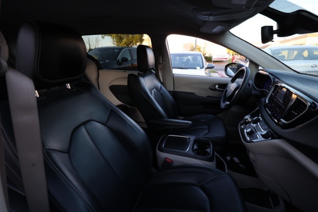 2023 Chrysler Pacifica Touring L photo 18