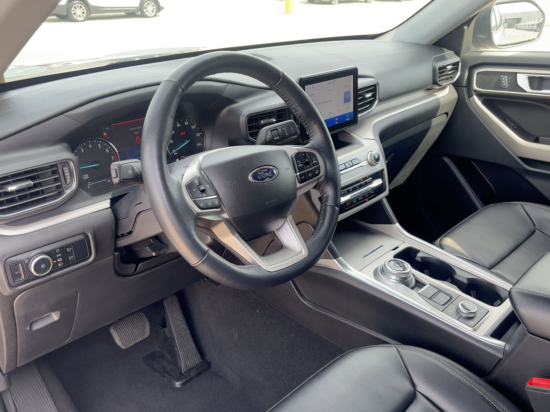 2023 Ford Explorer XLT photo 3