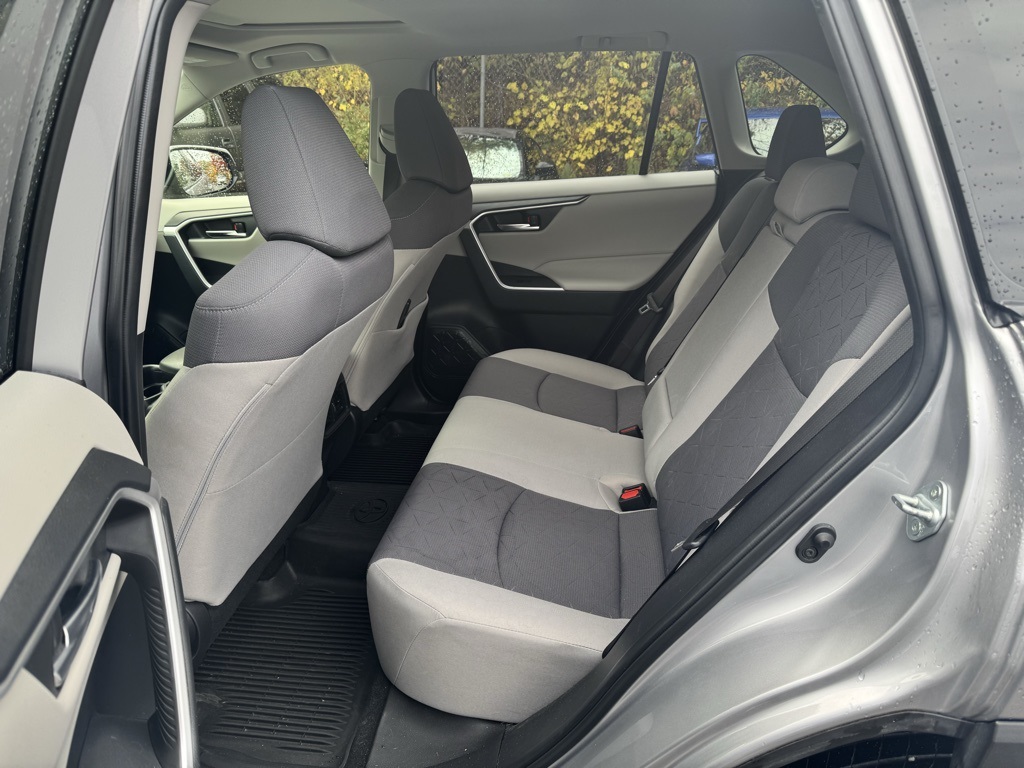 2019 Toyota RAV4 XLE photo 4