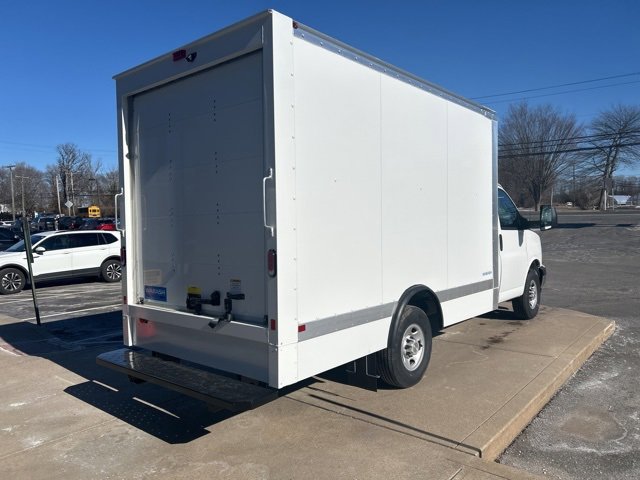 2024 Chevrolet Express Cutaway 3500 photo 3