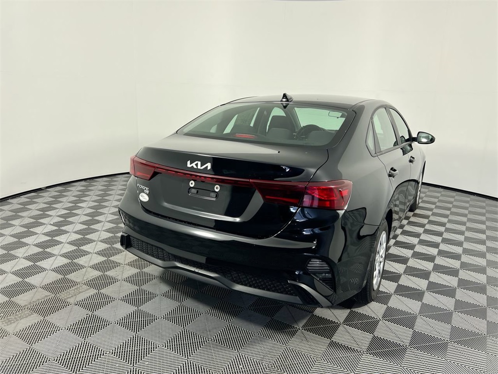 2024 Kia Forte LX photo 2