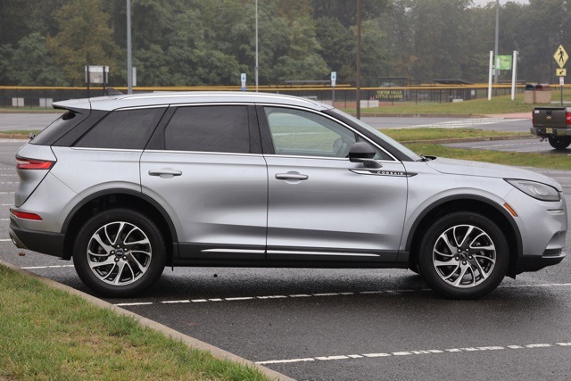 2022 Lincoln Corsair Standard photo 2