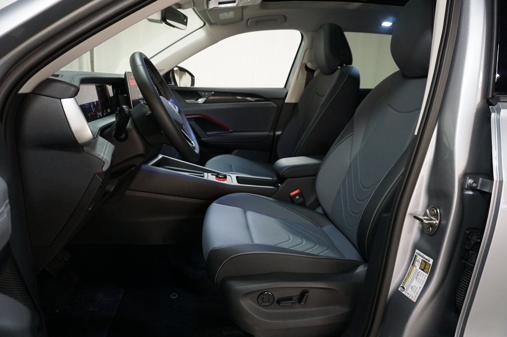 2025 Volkswagen Tiguan SE photo 9