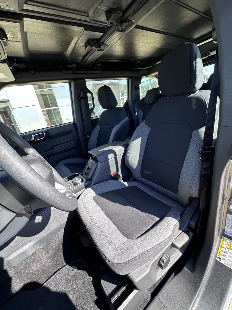 2025 Ford Bronco Base photo 6