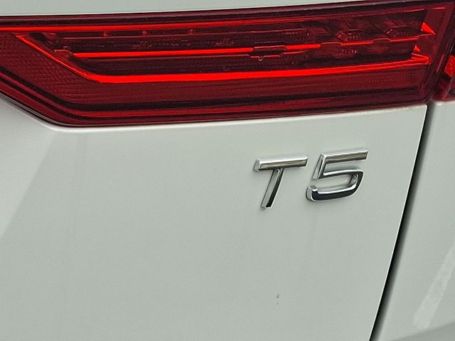2021 Volvo XC60 T5 Momentum photo 29